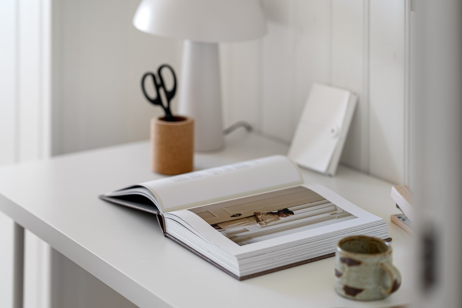 Enkel og stilren arbeidsplass med fokus på detaljer, perfekt for konsentrert arbeid og kreativ utfoldelse i hjemmet. Galleribilde