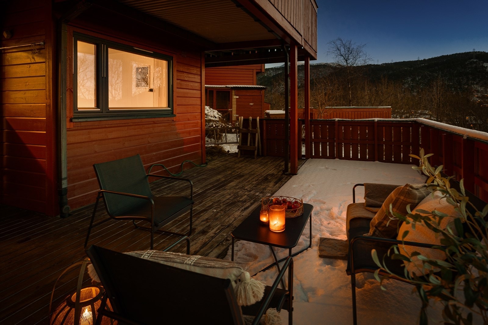 Koselig uteplass med naturskjønn utsikt. Stemningsfulle lys og komfortable sitteplasser gjør dette til et ideelt sted året rundt. Galleribilde