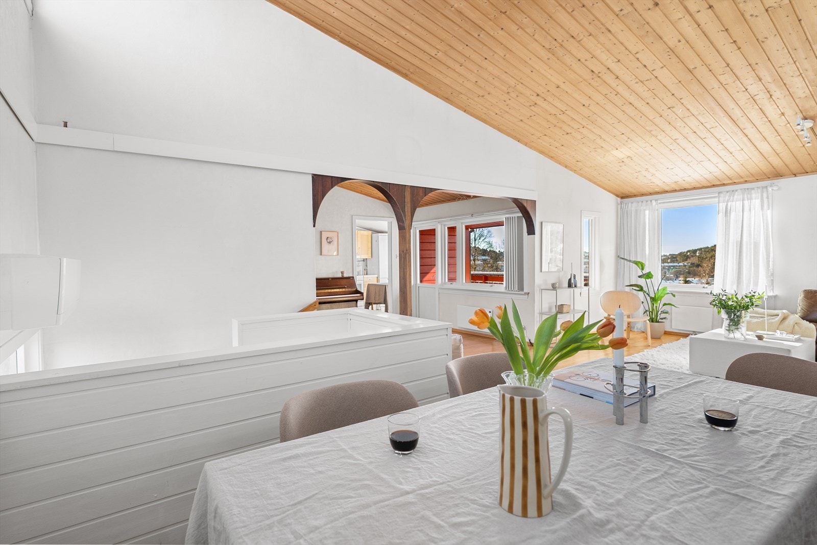 Furutrapp med åpne trinn leder ned til underetasjen Galleribilde