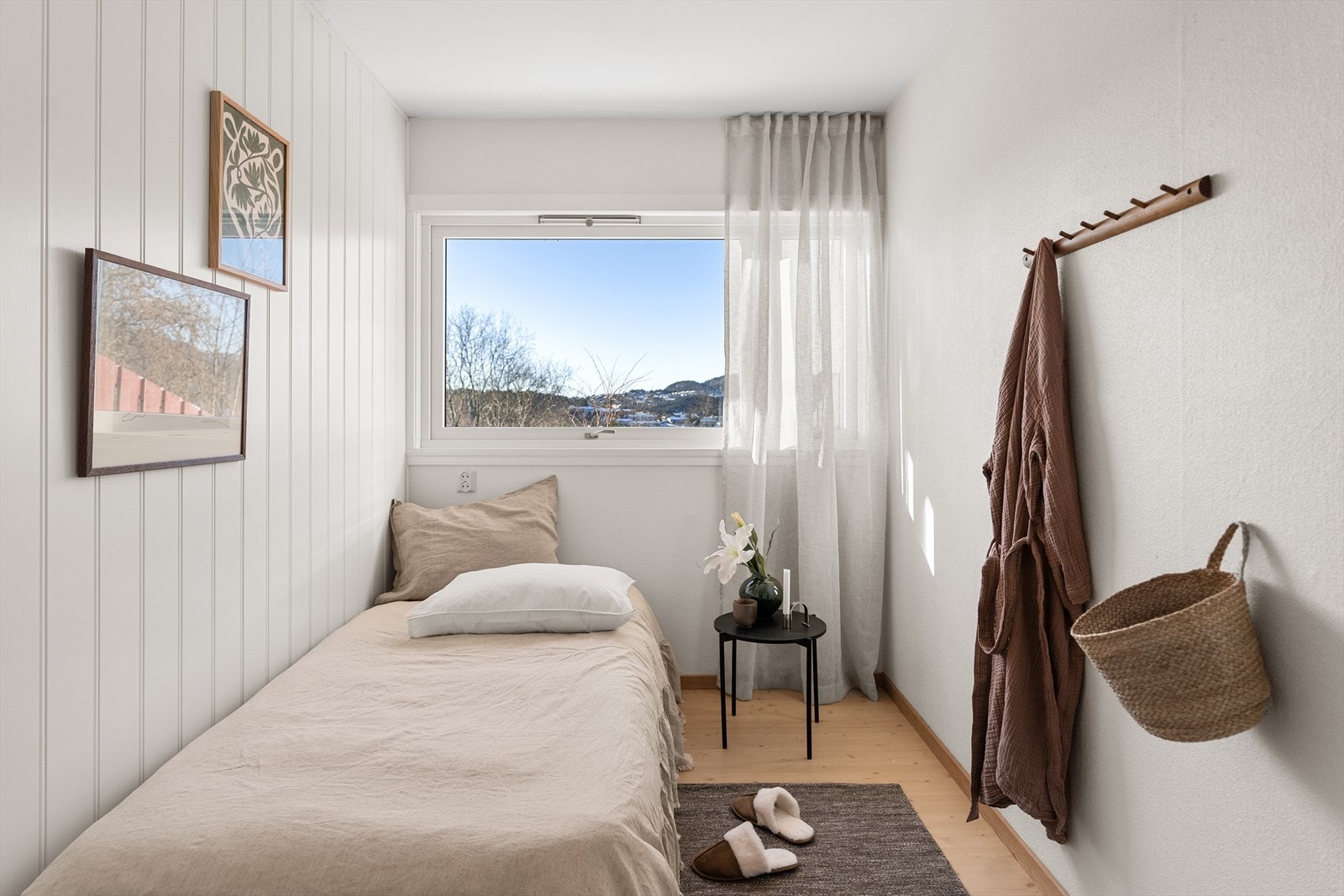 Lysmalte soverom med plass til seng og/eller annet soveromsmøblement Galleribilde