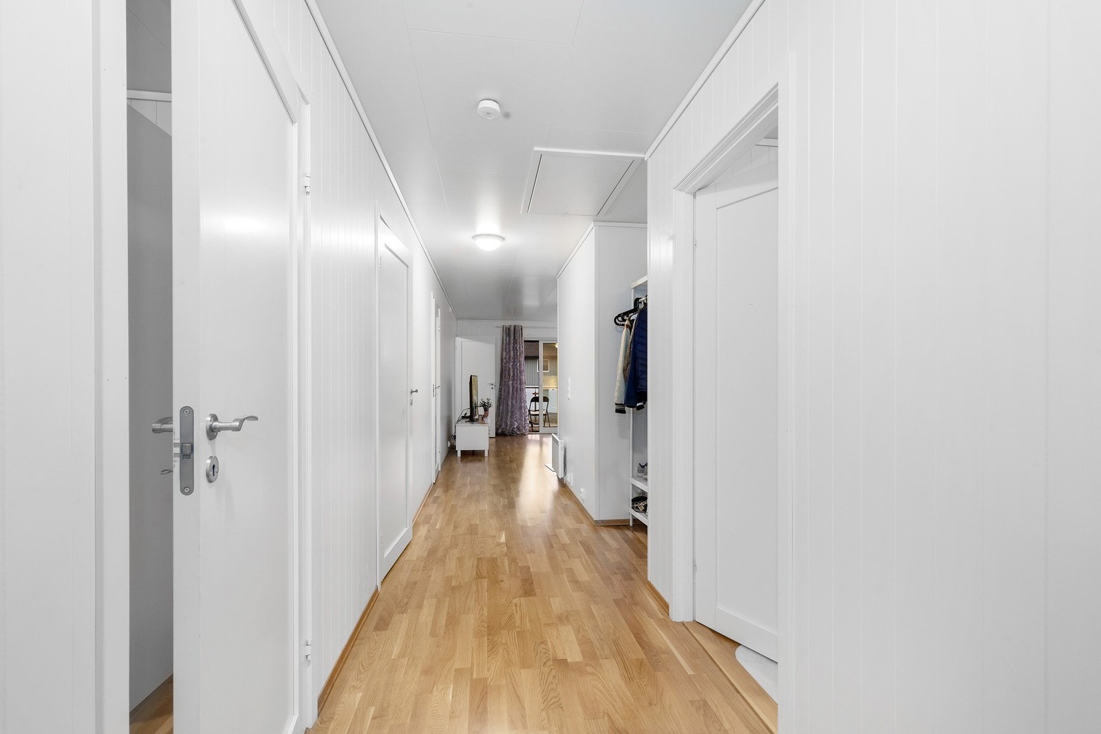 Leiligheten er på 80 kvm og rommer stue, kjøkken, 3 soverom, baderom, bod og romslig gang. Galleribilde