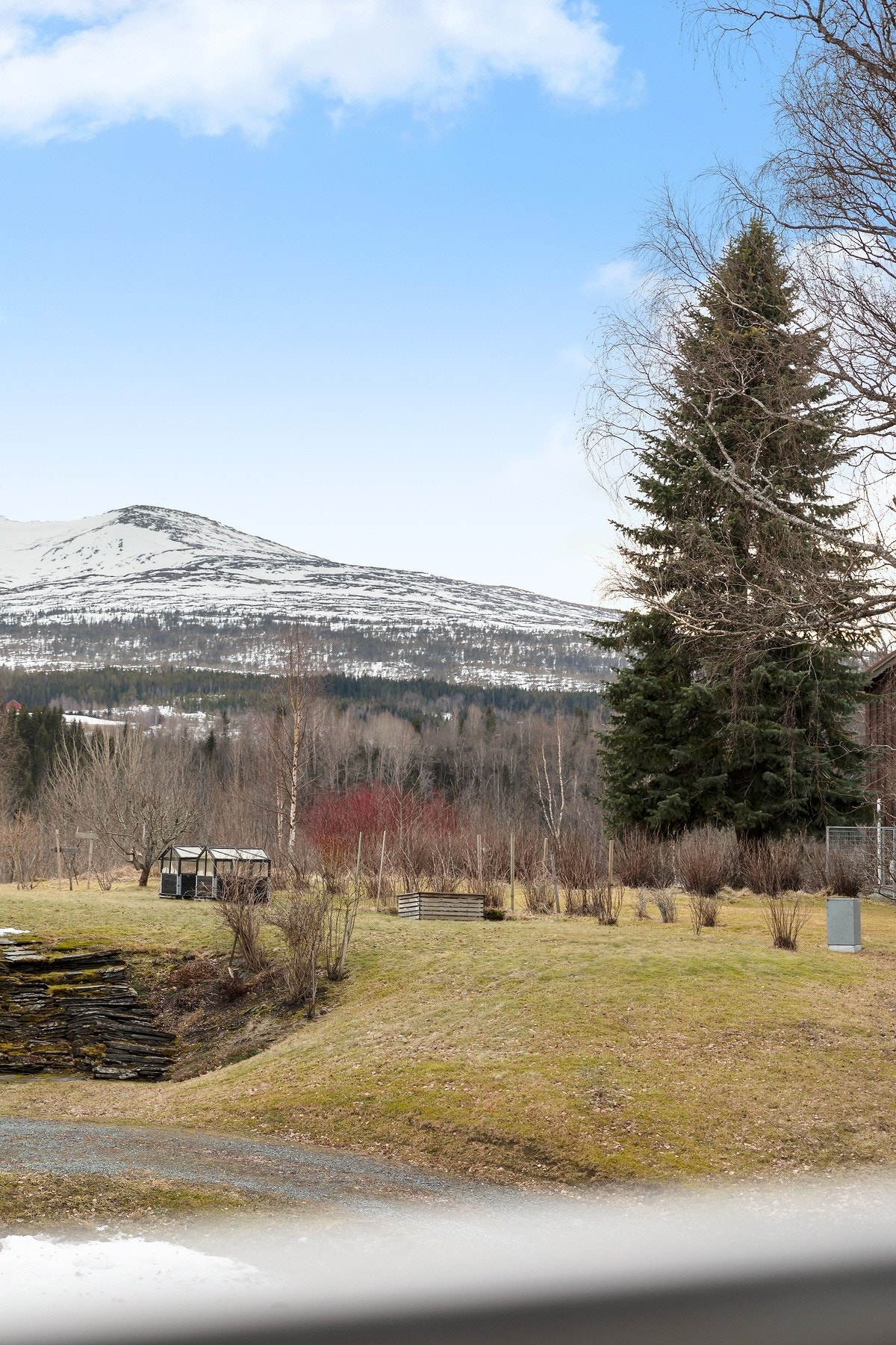 Leiligheten har bla. altan m/flott utsikt mot Meråkerfjella, parkering i carport, utvendig og innvendig bod. Galleribilde