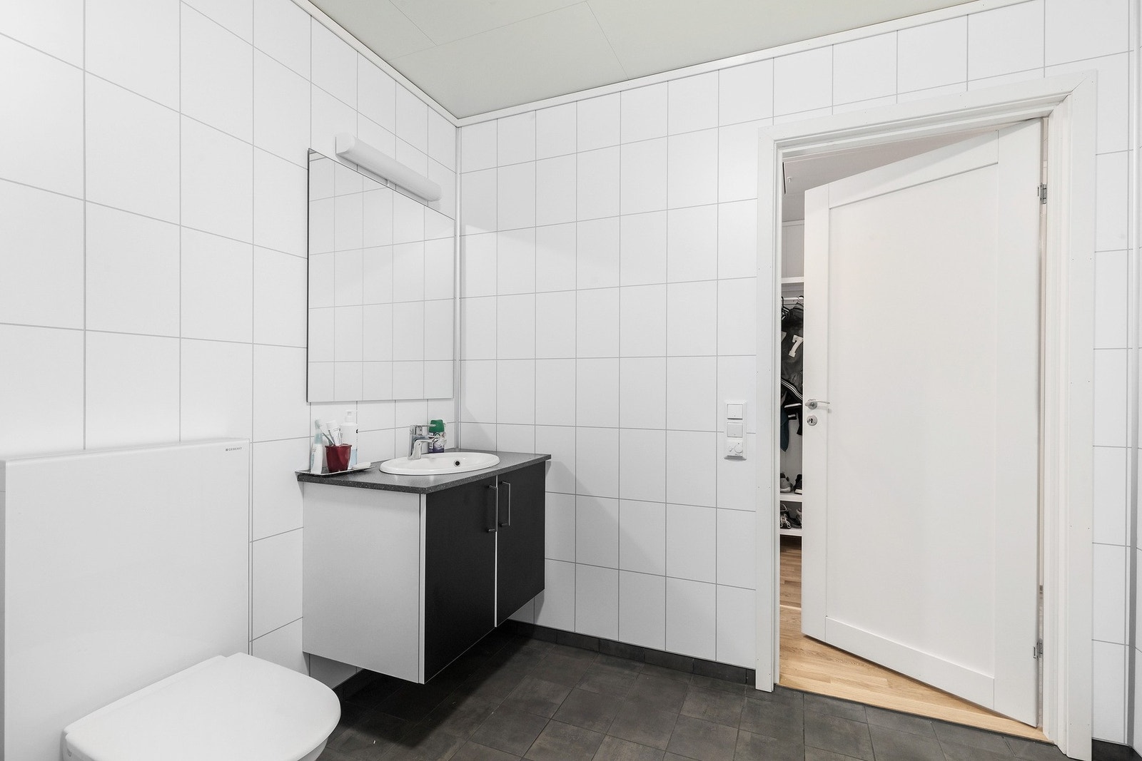 Utstyrt med innfellbare dusjdører, mekanisk avtrekk, servant, servantskap, wc, opplegg for vaskemaskin og bereder. Galleribilde