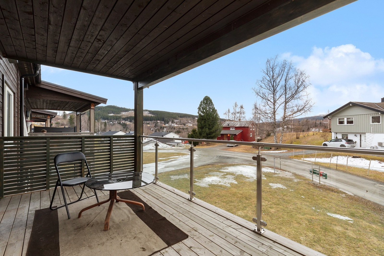 Takoverbygd og romslig altan på 11 kvm med glassrekkverk. Galleribilde