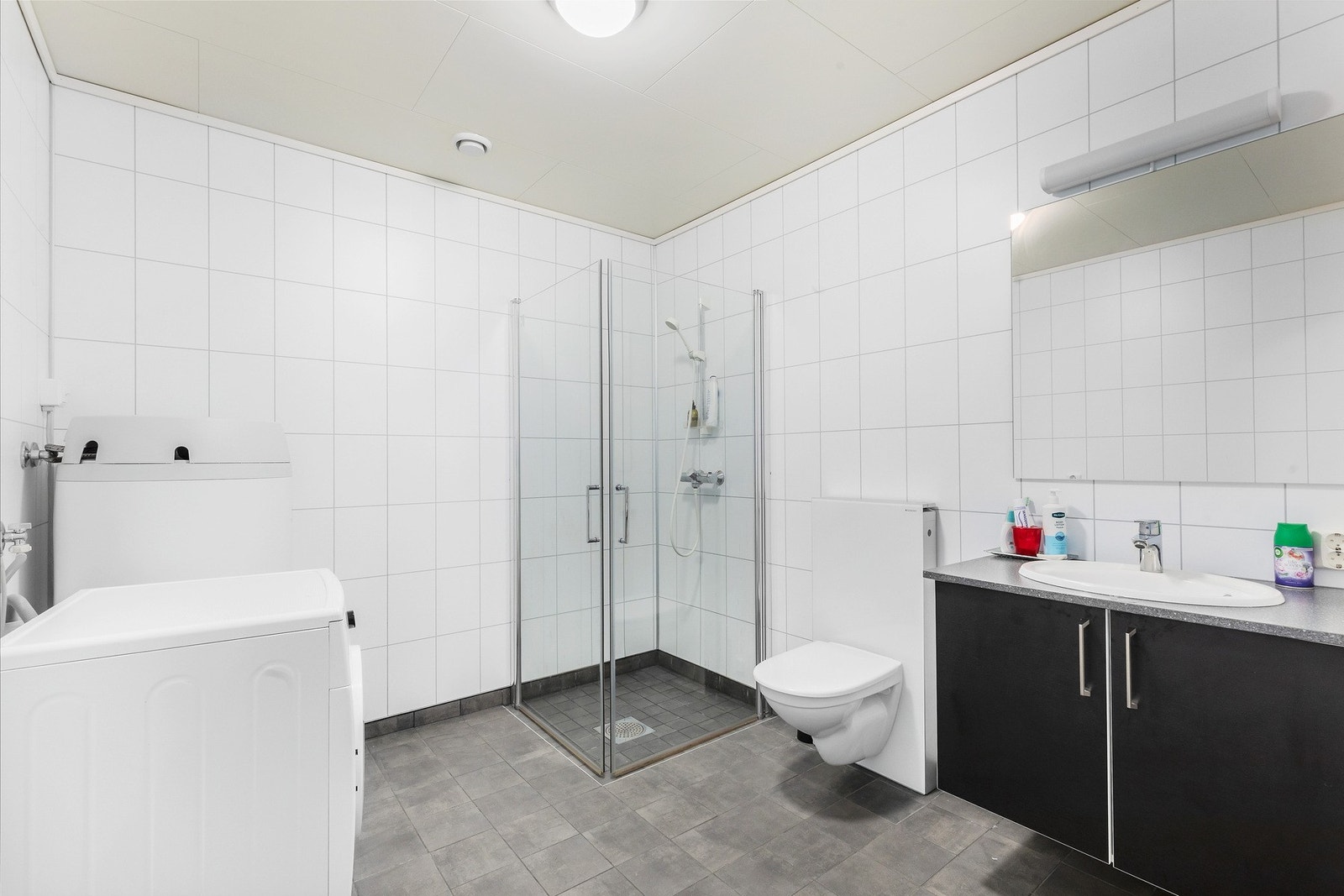 Baderom på 7 kvm med flislagt gulv, gulvvarme og våtromsplater på vegger. Galleribilde