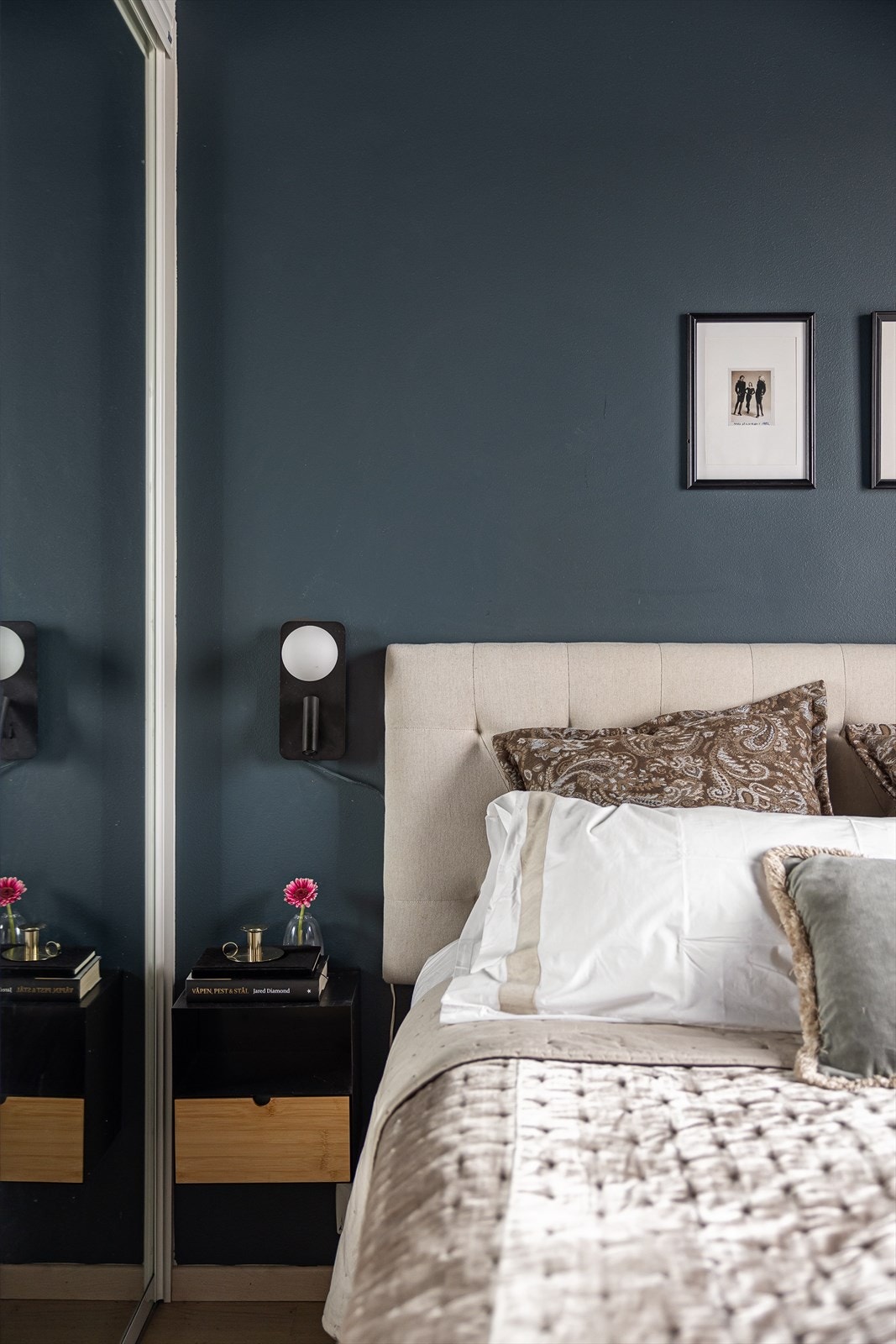 Det store vinduet på soverommet slipper inn rikelig med naturlig lys og bidrar til en behagelig atmosfære. Galleribilde