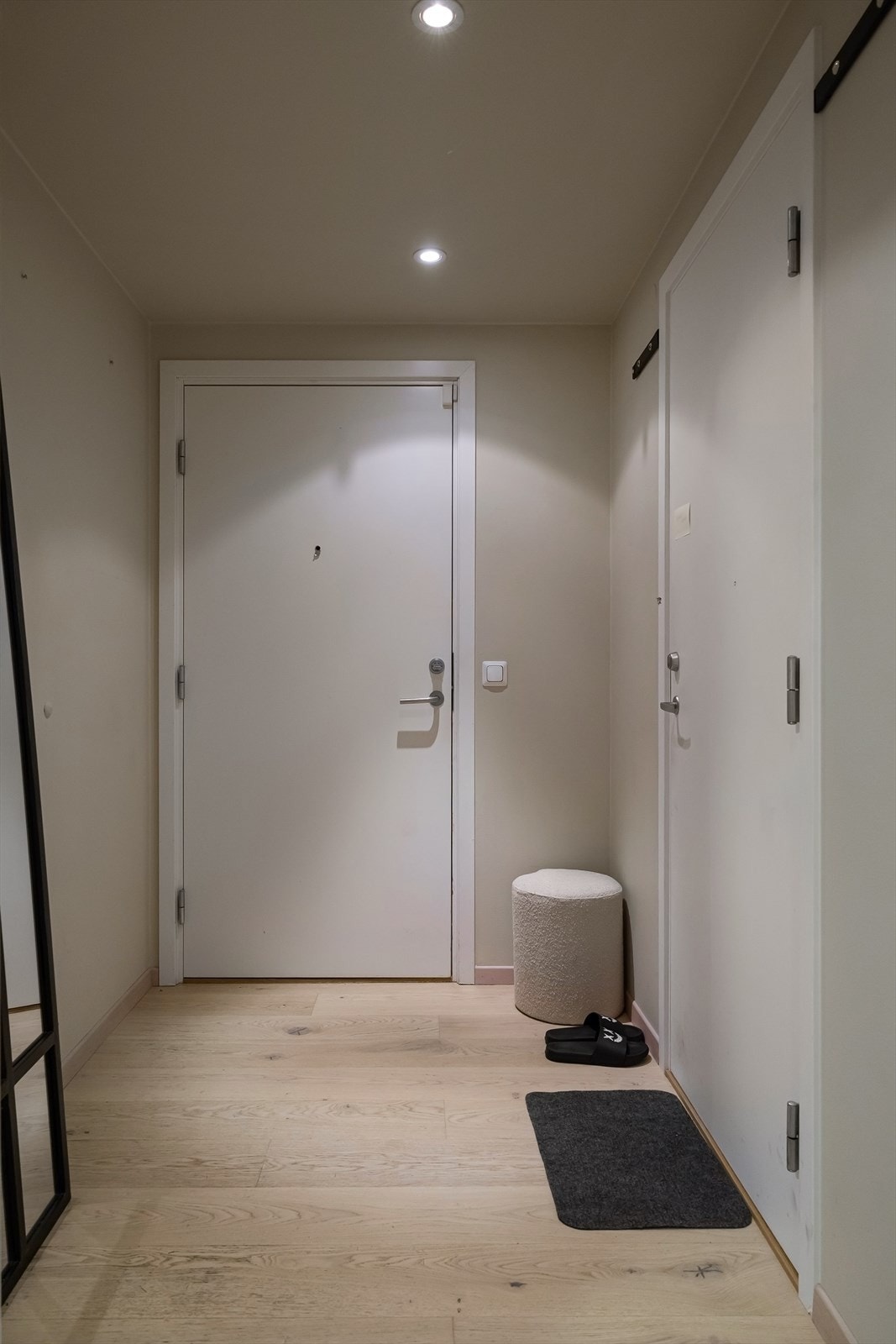 Boligen har en felles entrè som deles med utleiedelen. Galleribilde