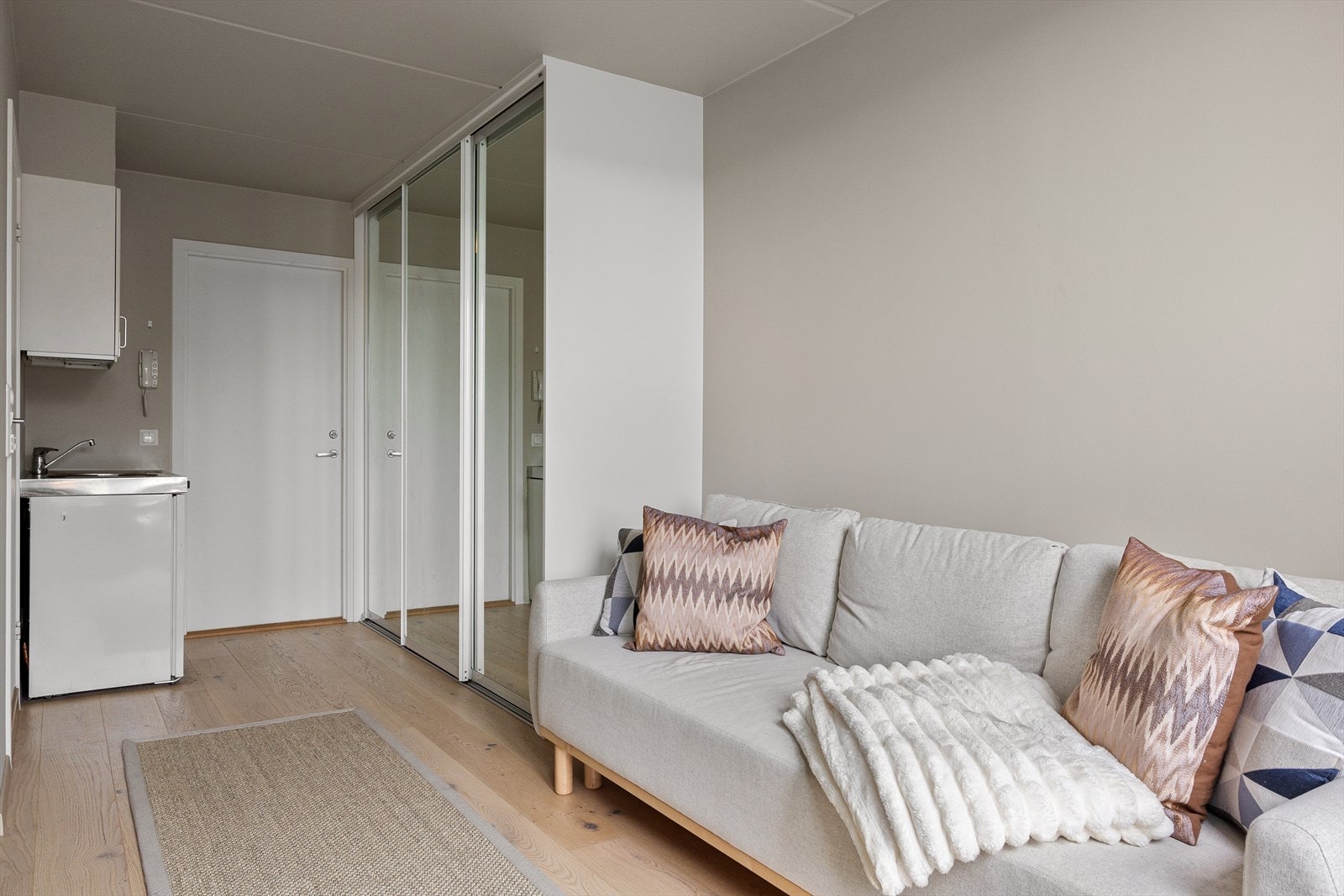 Det er montert et hybelkjøkken på soverommet. Galleribilde