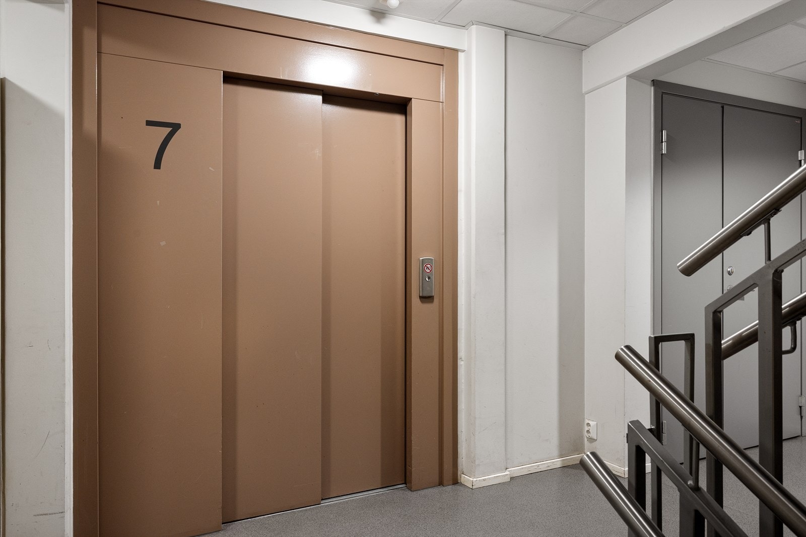 Med heis tar du deg enkelt opp til byggets 7. etasje. Galleribilde