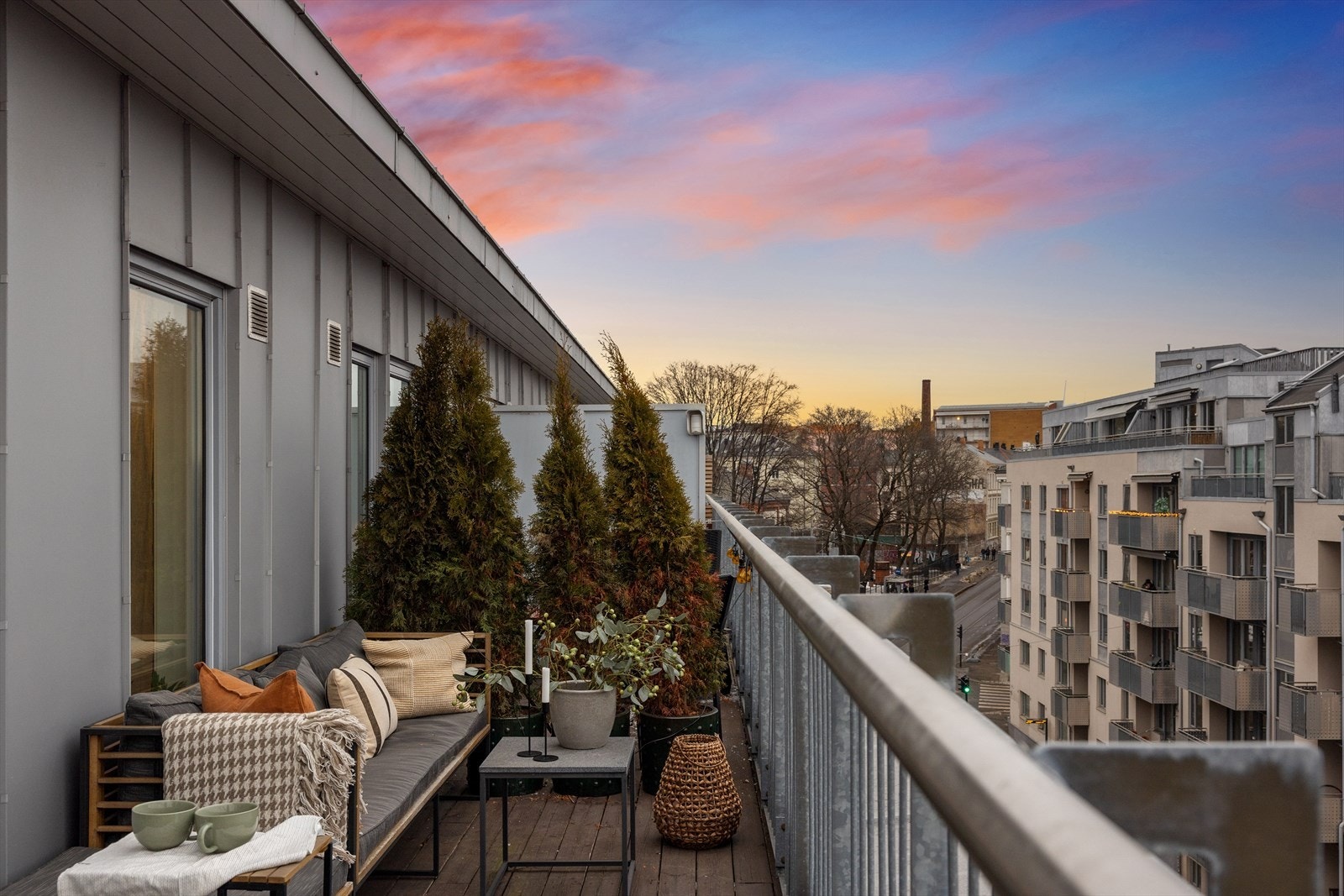 Fra kjøkkenet har du utgang til en østvendt balkong med morgensol. Galleribilde