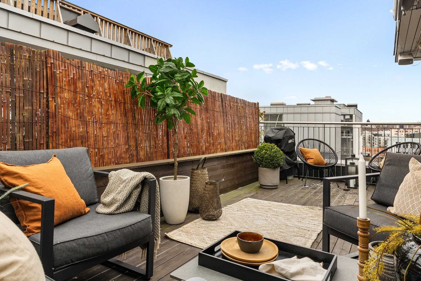 Balkongen er sydvendt med sol fra ca. 10-11 til ca. 21.30 på sommeren. Galleribilde