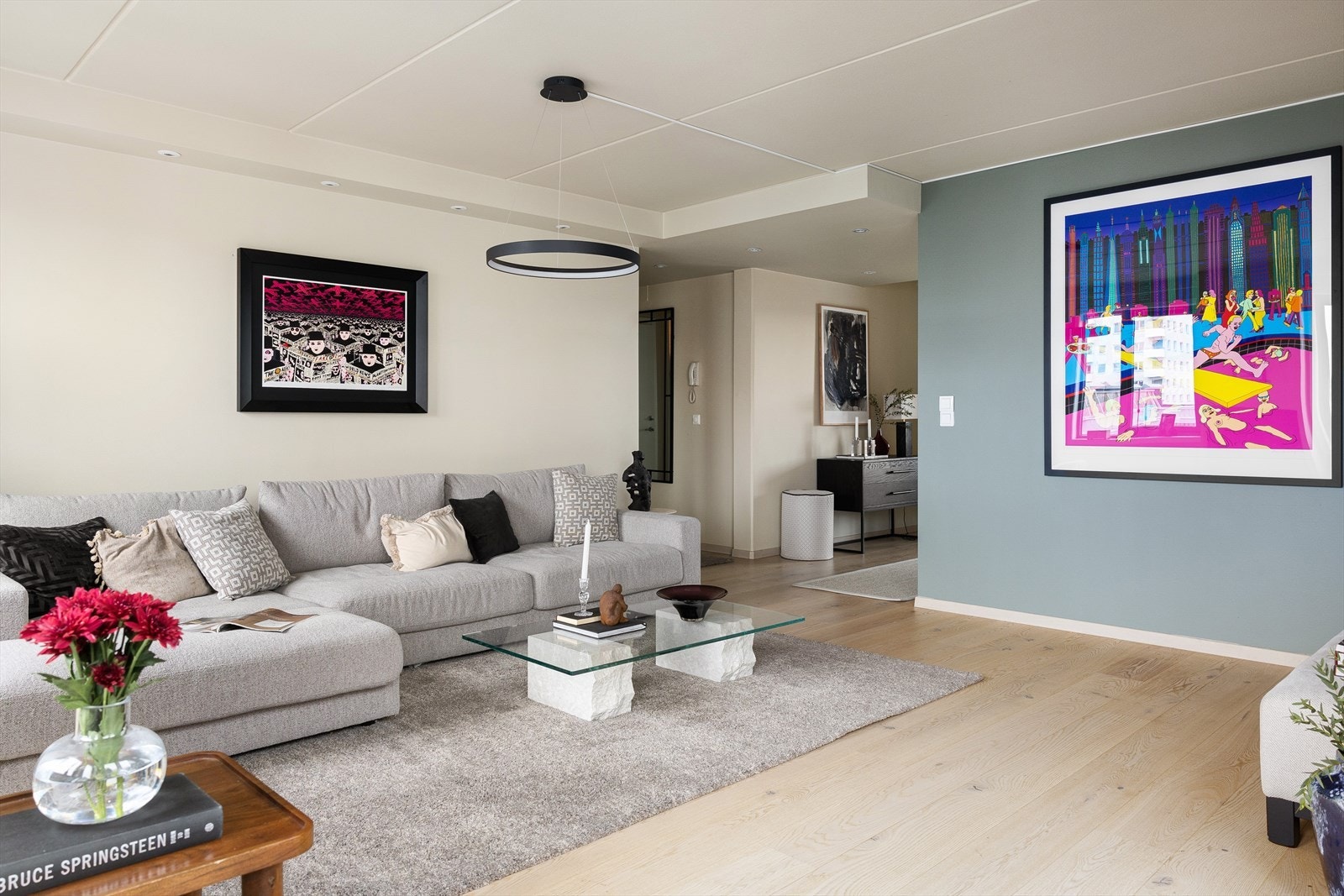 Her er det plass til både sofagruppe og spisebord. Galleribilde