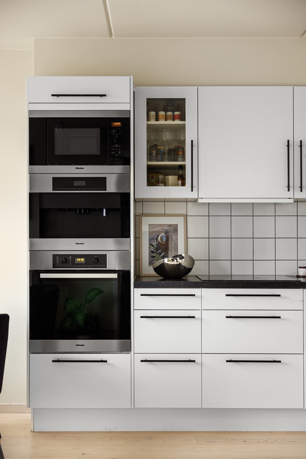 Integrerte hvitevarer medfølger boligen ved salg. Galleribilde