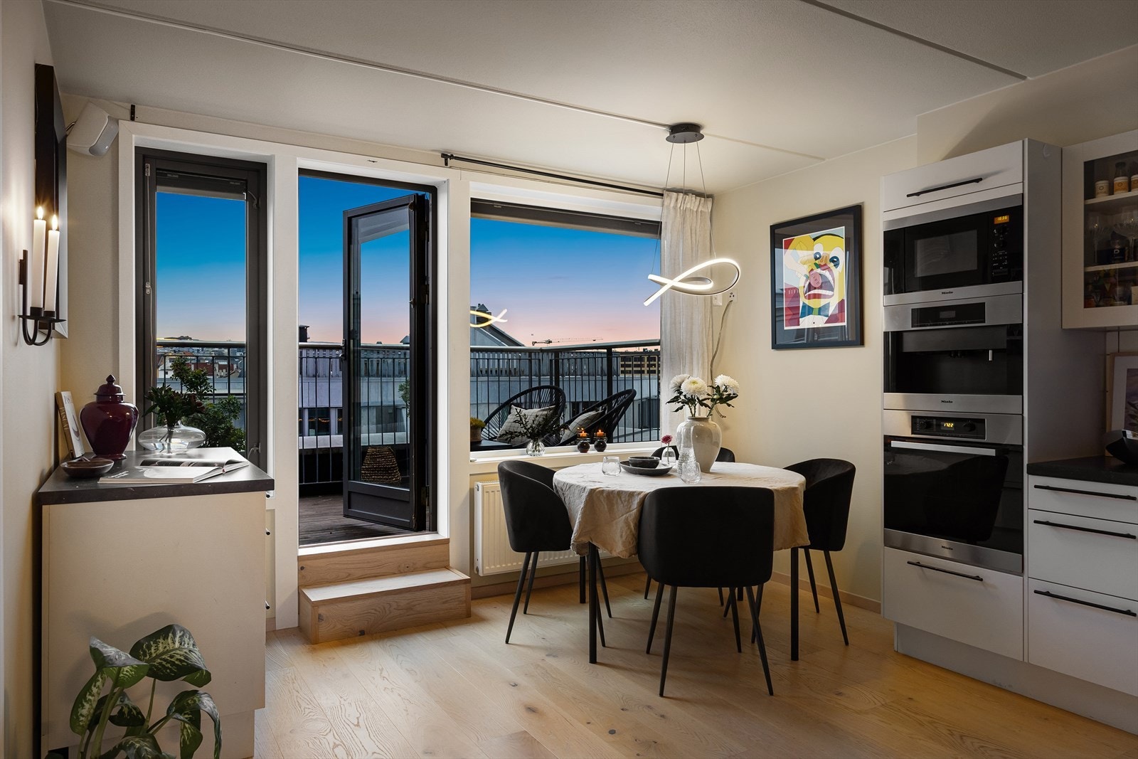 Her er det god plass til sittegruppe for hyggelige middager. Galleribilde