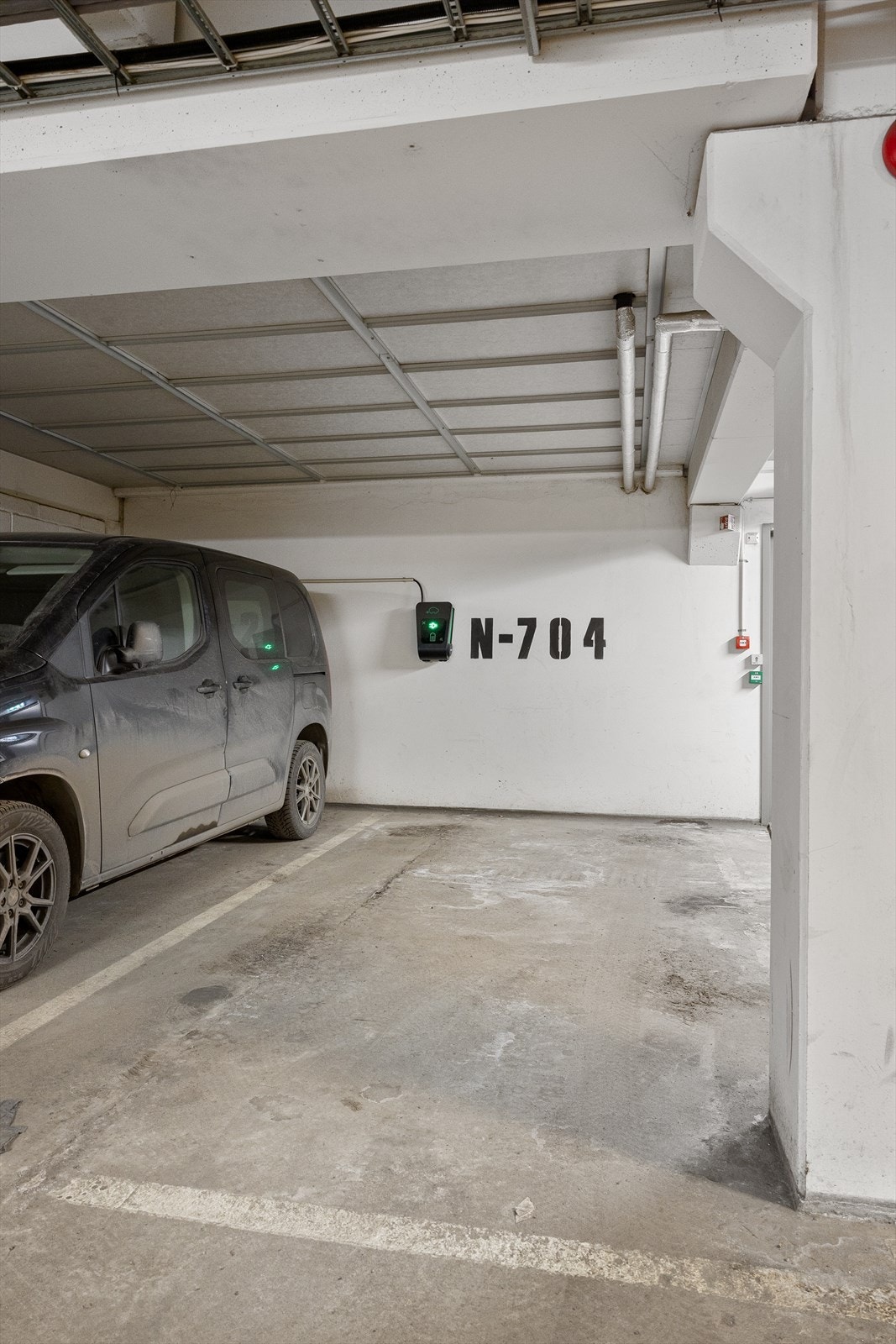 Det vil følge en opsjonsavtale på garasjeplassen da boligselger eier en garasjeplass med EL-lader i dag. Denne kan kjøpes for kr 500.000,- Galleribilde