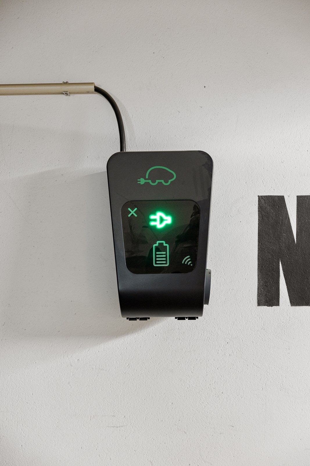 Det er montert el-billader på garasjeplassen. Galleribilde