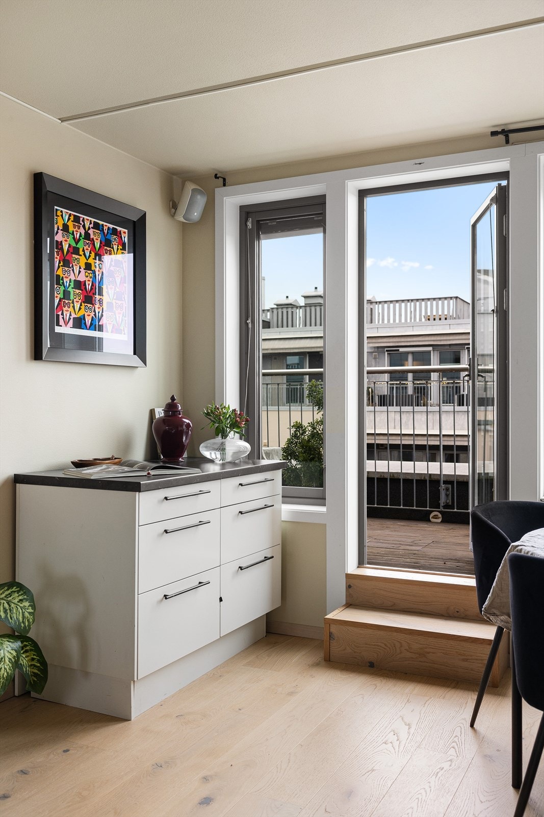 Kjøkkenet oppleves som funksjonelt, inviterende og stilrent. Galleribilde