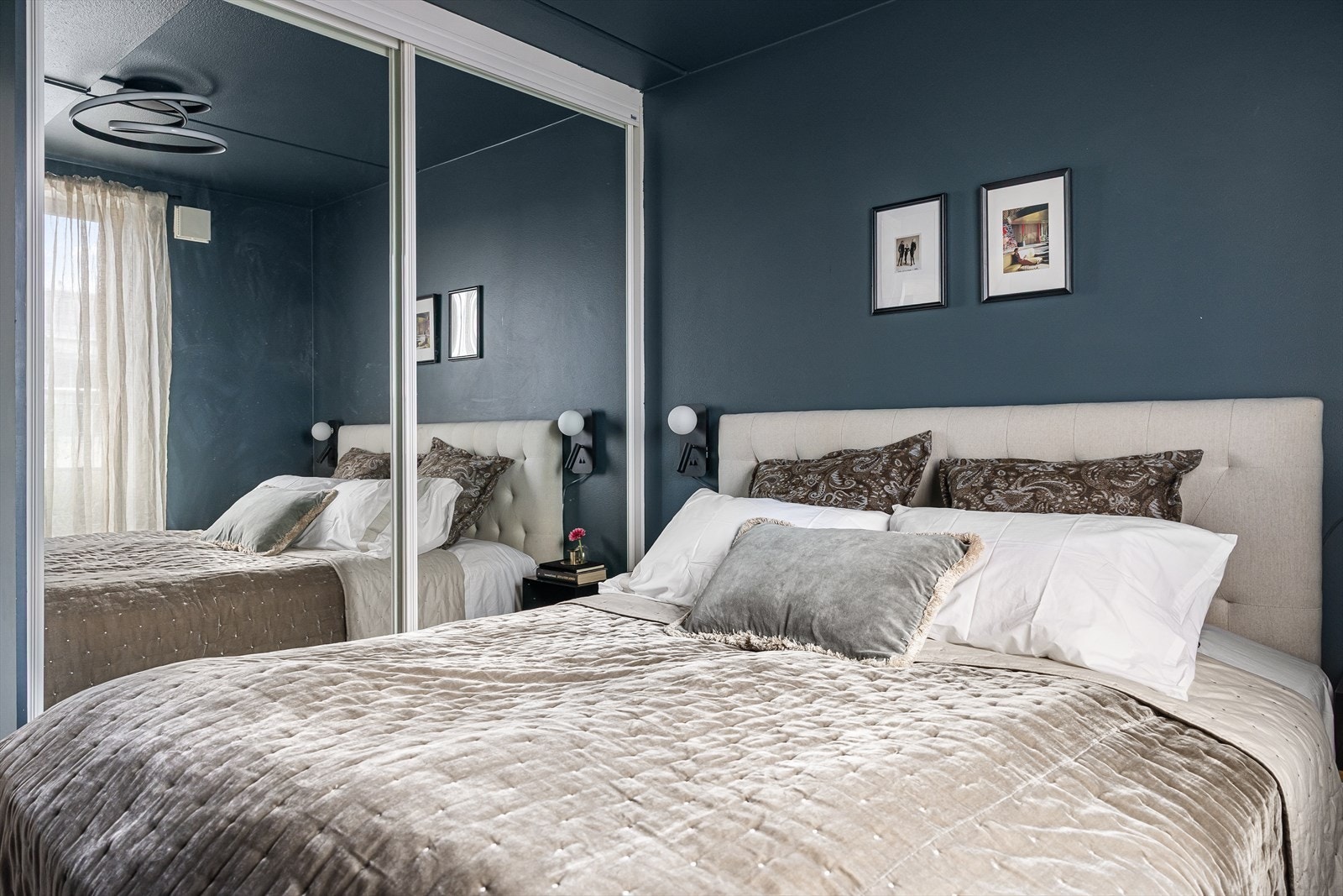 Det er rikelig med garderobeplass i skyvedørsgarderobe. Galleribilde