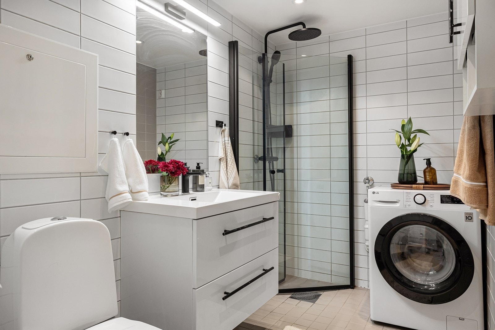 Delikat flislagt baderom med vannbåren gulvvarme som gir en behagelig temperatur året rundt. Galleribilde