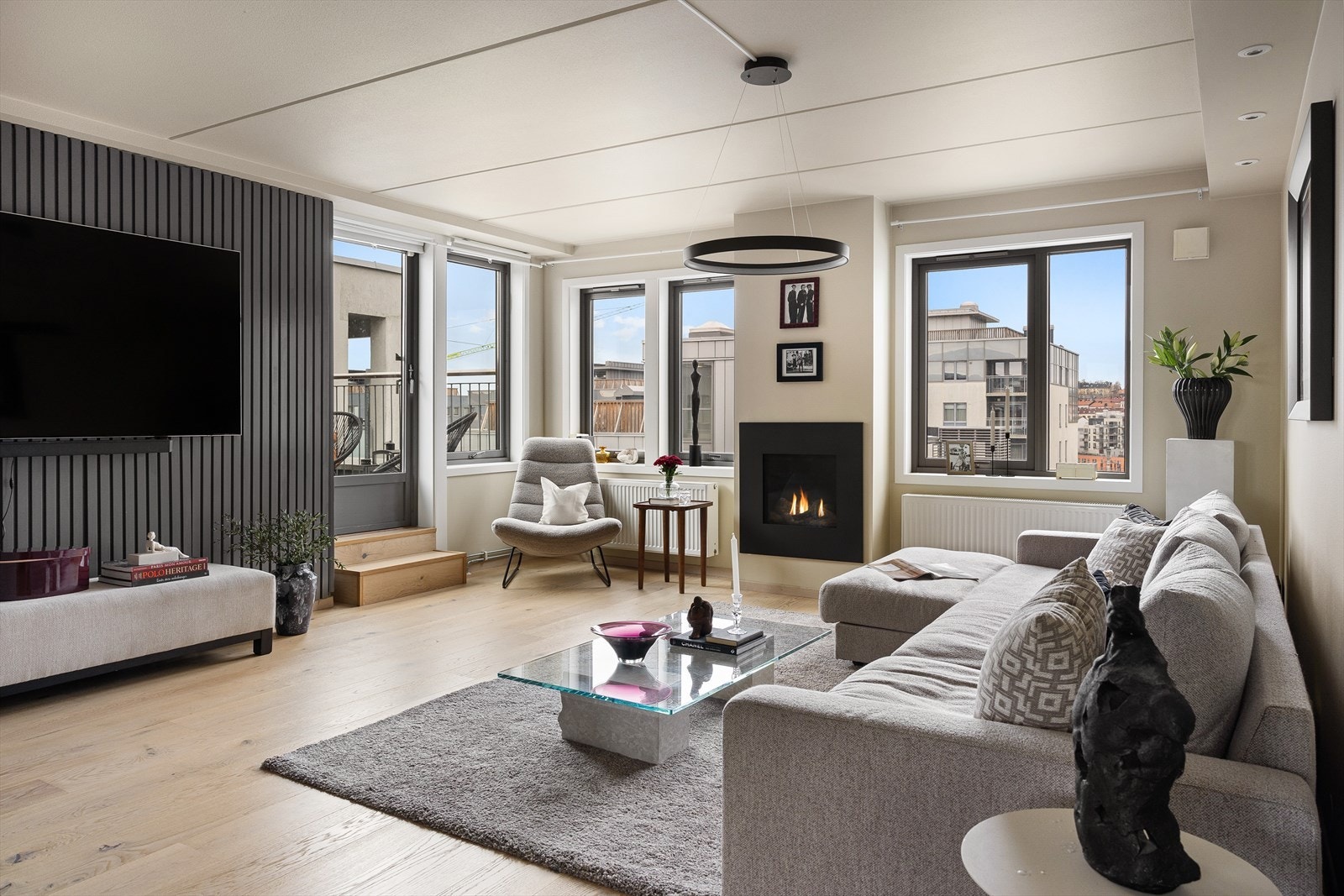 Den har to private takterrasser på totalt 36 m², to baderom og mulighet for hybeldel. Galleribilde