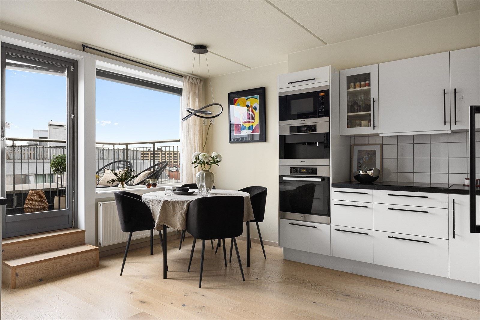 Moderne og stilrent kjøkken fra 2010 med glatte fronter og en slitesterk laminat benkeplate. Galleribilde