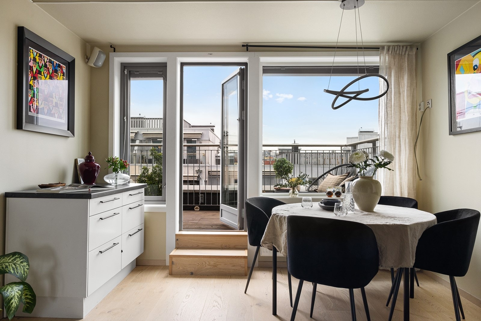 Store vindusflater er gjennomgående i alle rom. Galleribilde