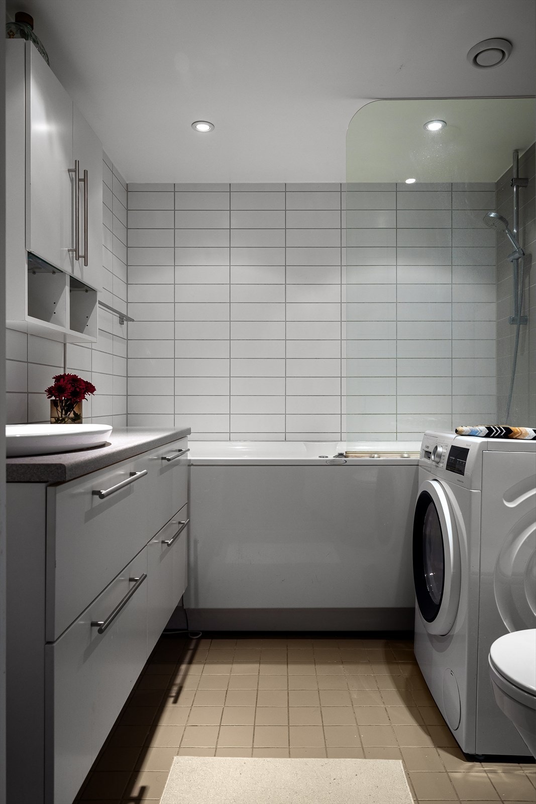 Det er opplegg for vaskemaskin på baderommet. Galleribilde