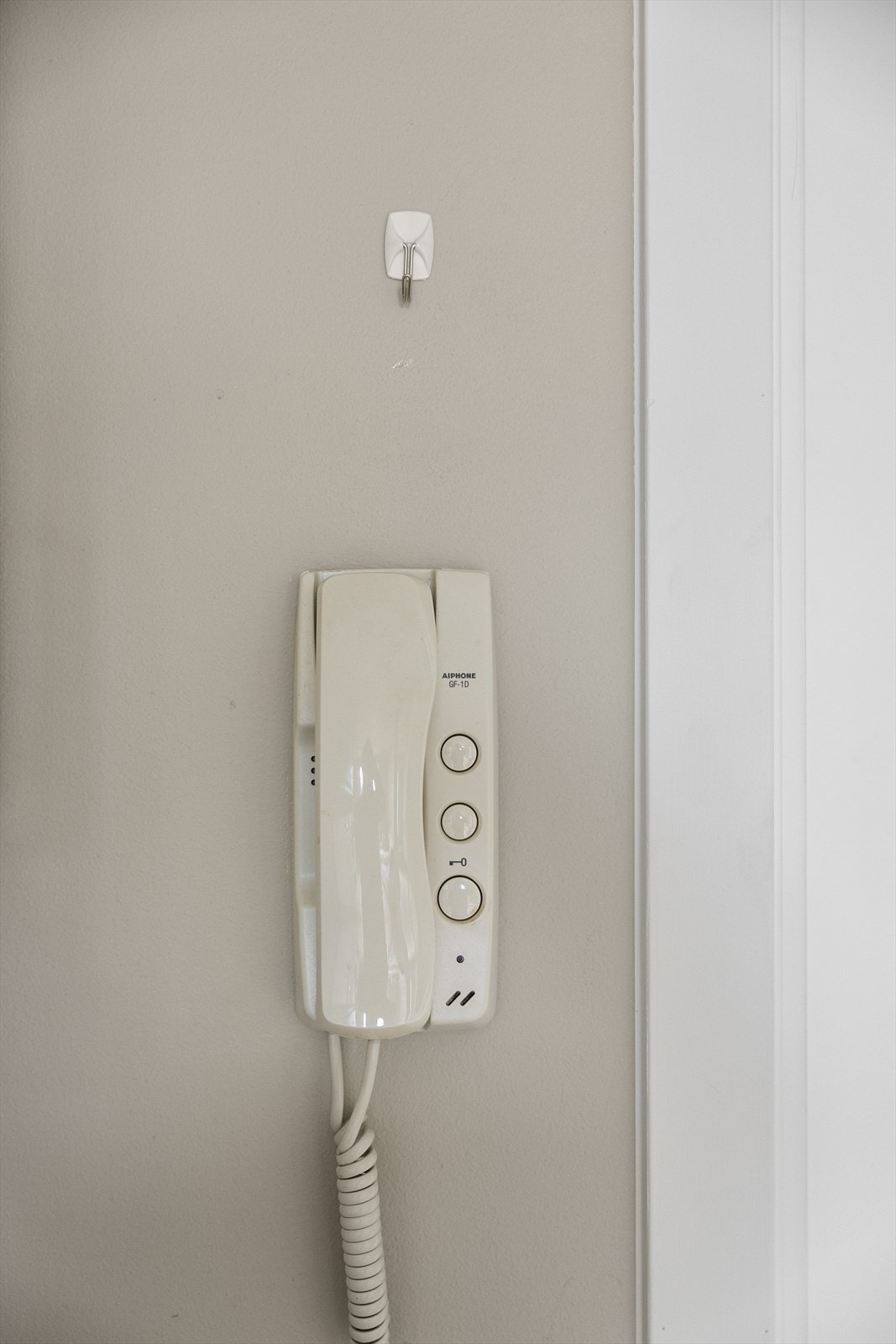 Hybeldelen har egen ringeklokke og porttelefon. Galleribilde