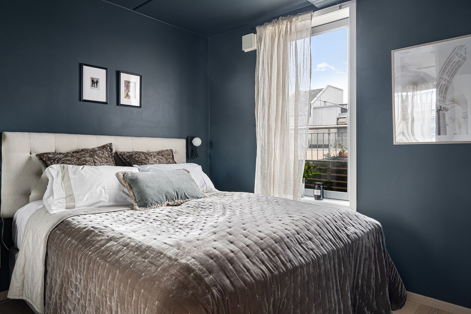 Hoveddelens soverom oppleves som lunt og elegant. Galleribilde