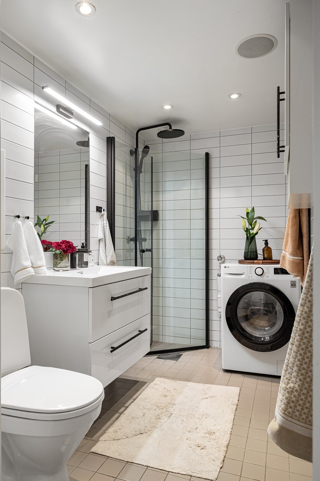 Det er opplegg for vaskemaskin på baderommet. Galleribilde