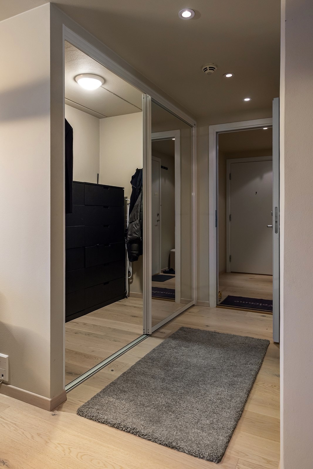 Du ønskes velkommen inn i en romslig egen entré, her er det gode oppbevaringmuligheter til både yttertøy og sko i skyvedørsgarderobe. Galleribilde