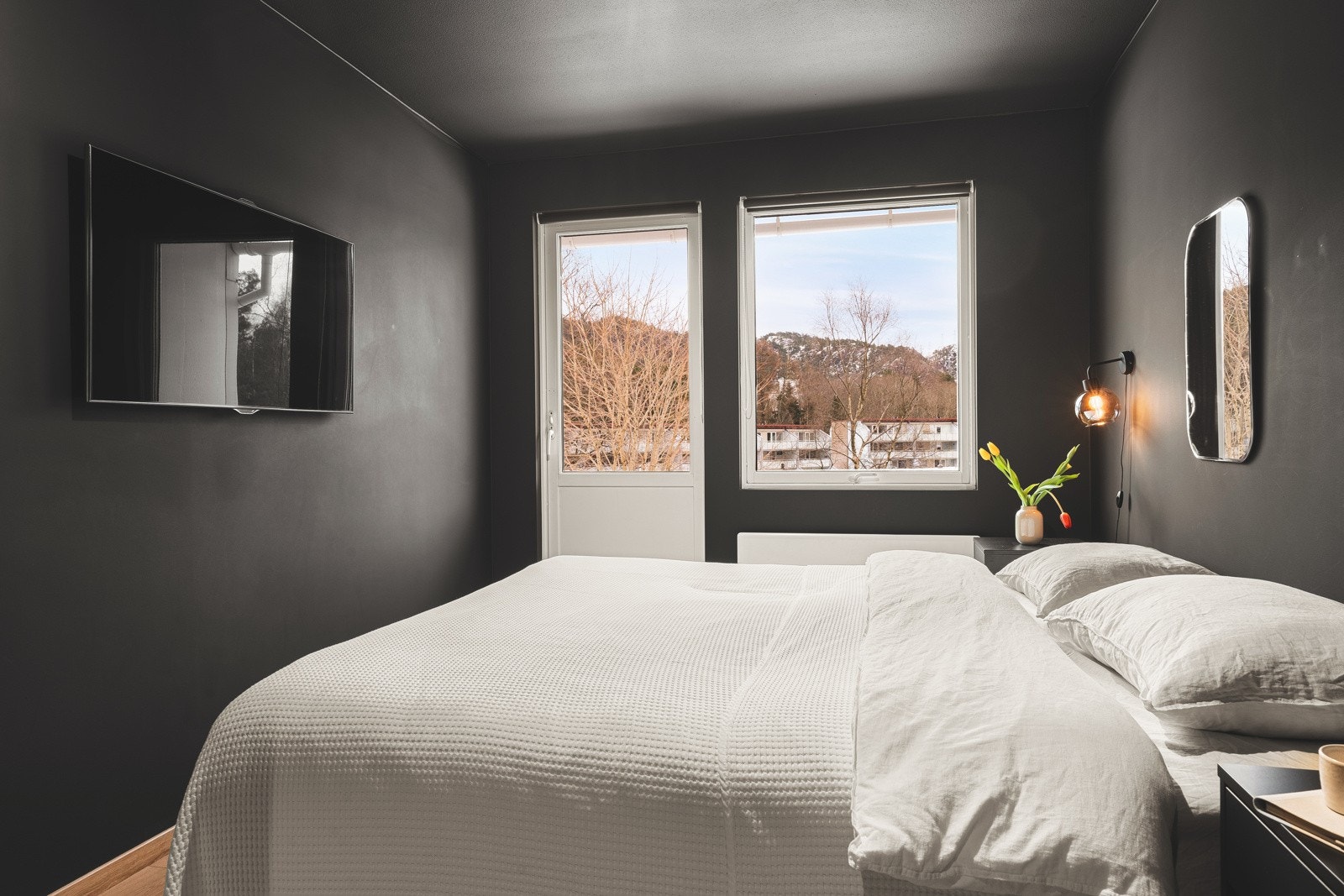 Hovedsoverommet er av meget god størrelse med god plass til dobbelt seng, nattbord og en egen walk-inn garderobe. Galleribilde