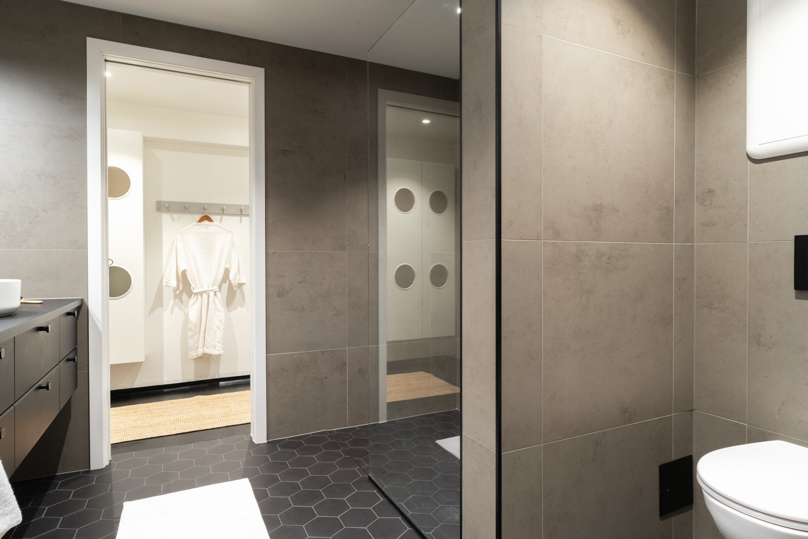 Fra badet er det tilkomst til leilighetens praktiske vaskerom. Galleribilde