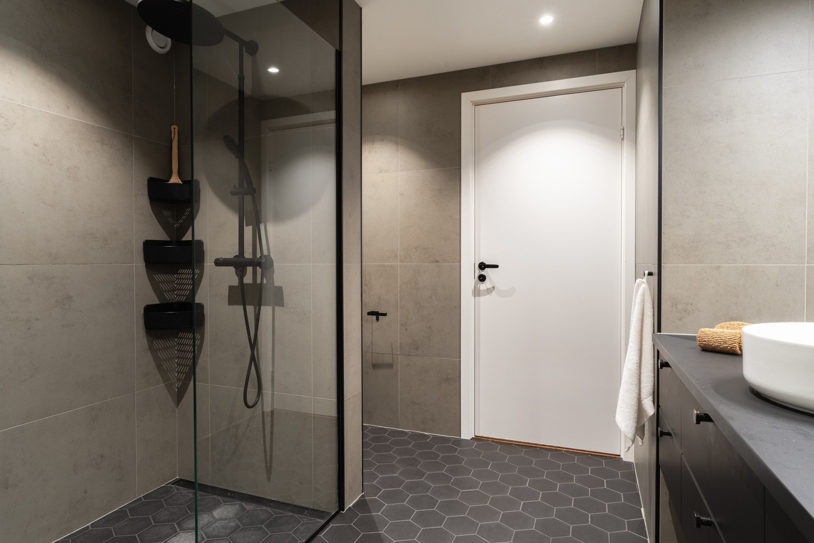 Badet måles til 6,6 kvm har varmekabler i gulv og er innredet med et flott baderomsmøblement, dusj med glassvegg og vegghengt toalett. Galleribilde