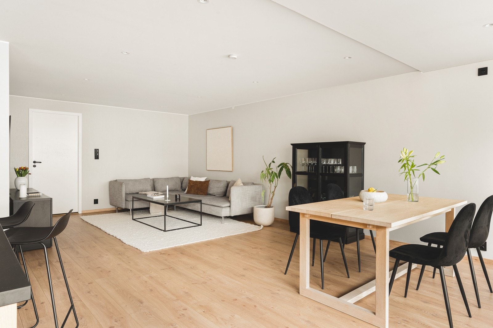 Her er det god plass til å innrede med både sofa- og spisegruppe. Galleribilde