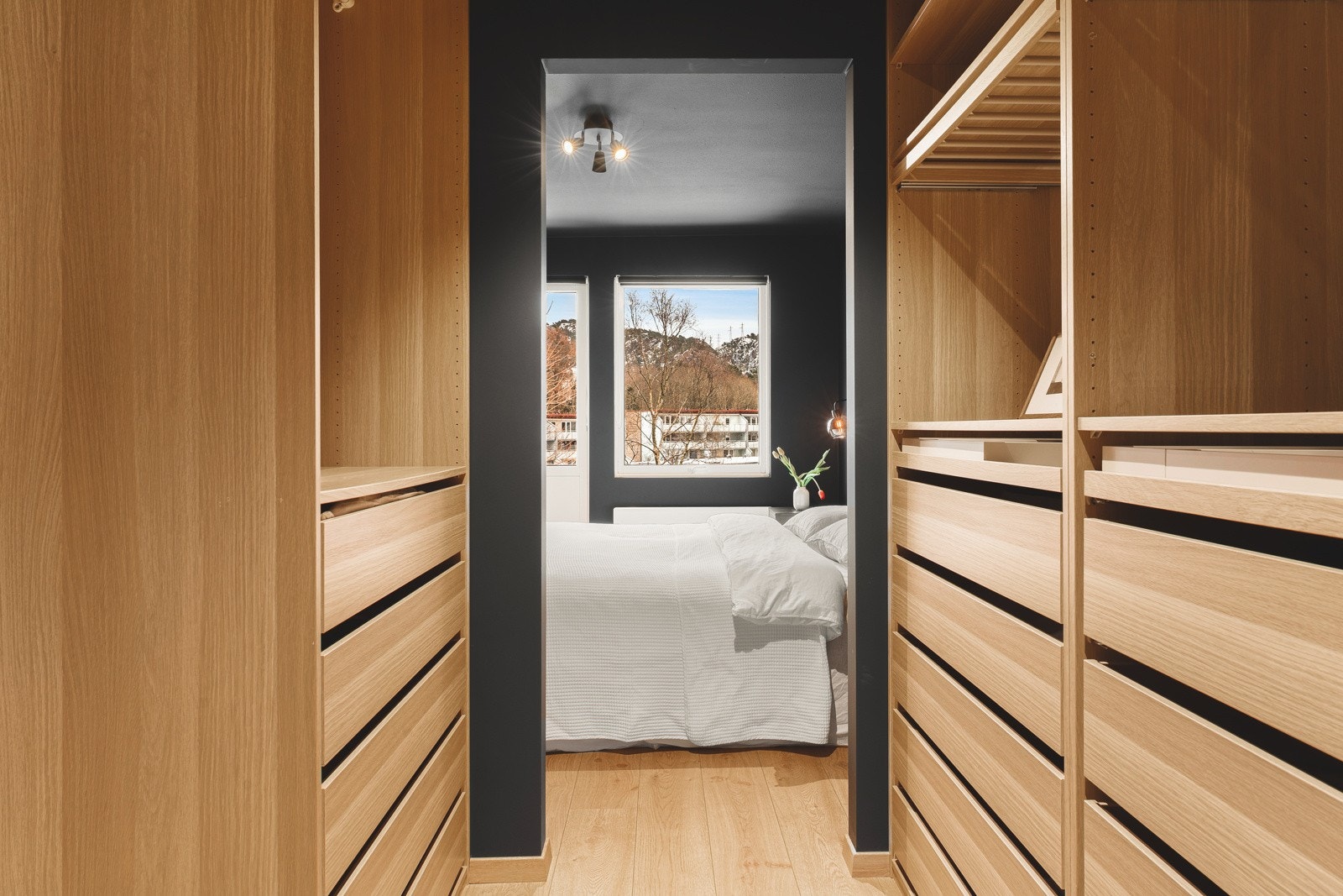 Rommet har også eget walk-in-closet med smarte garderobeløsninger. Galleribilde
