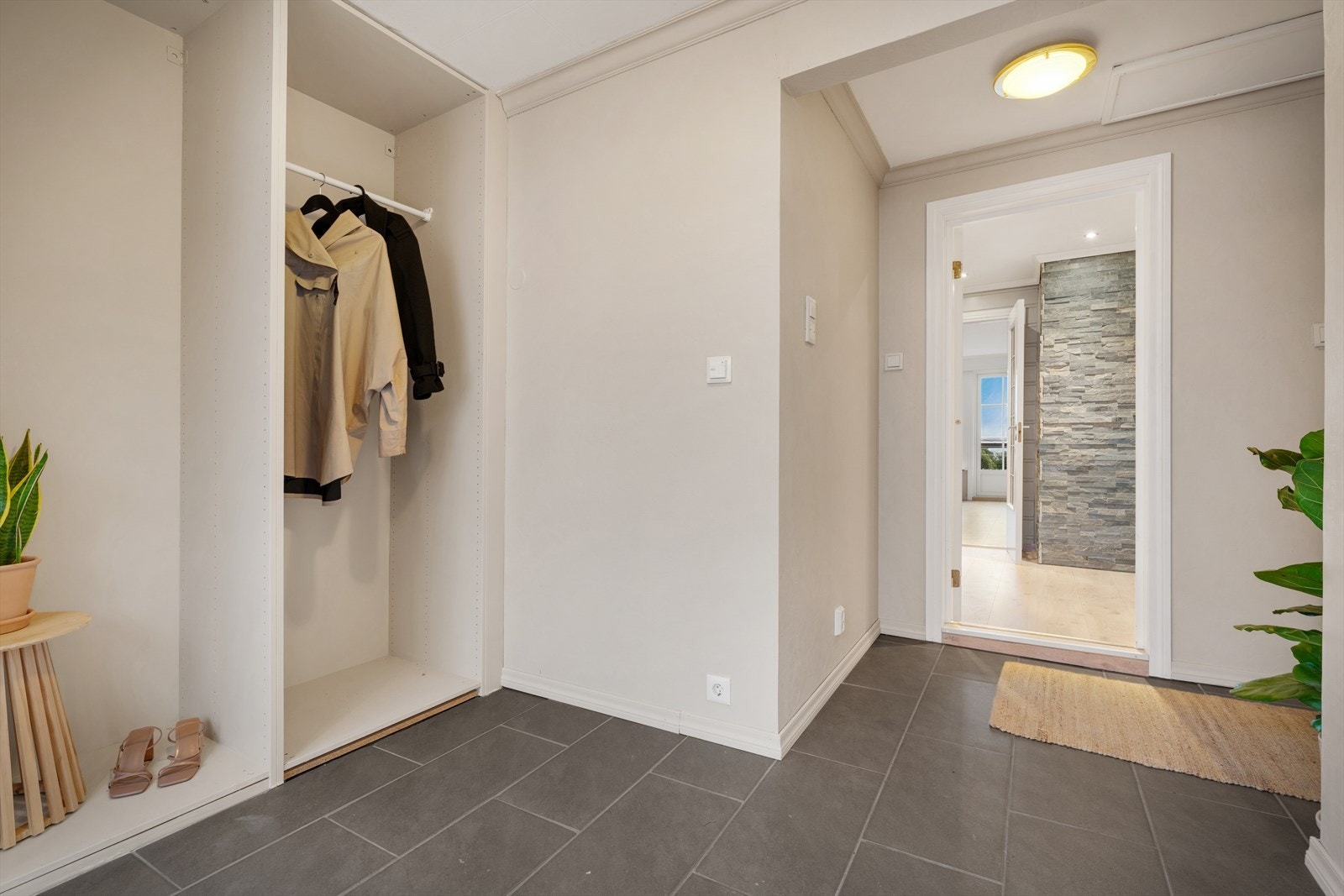 - Entréen måler 7,6m² og har gode oppbevaringsmuligheter for sko og tøy - Galleribilde