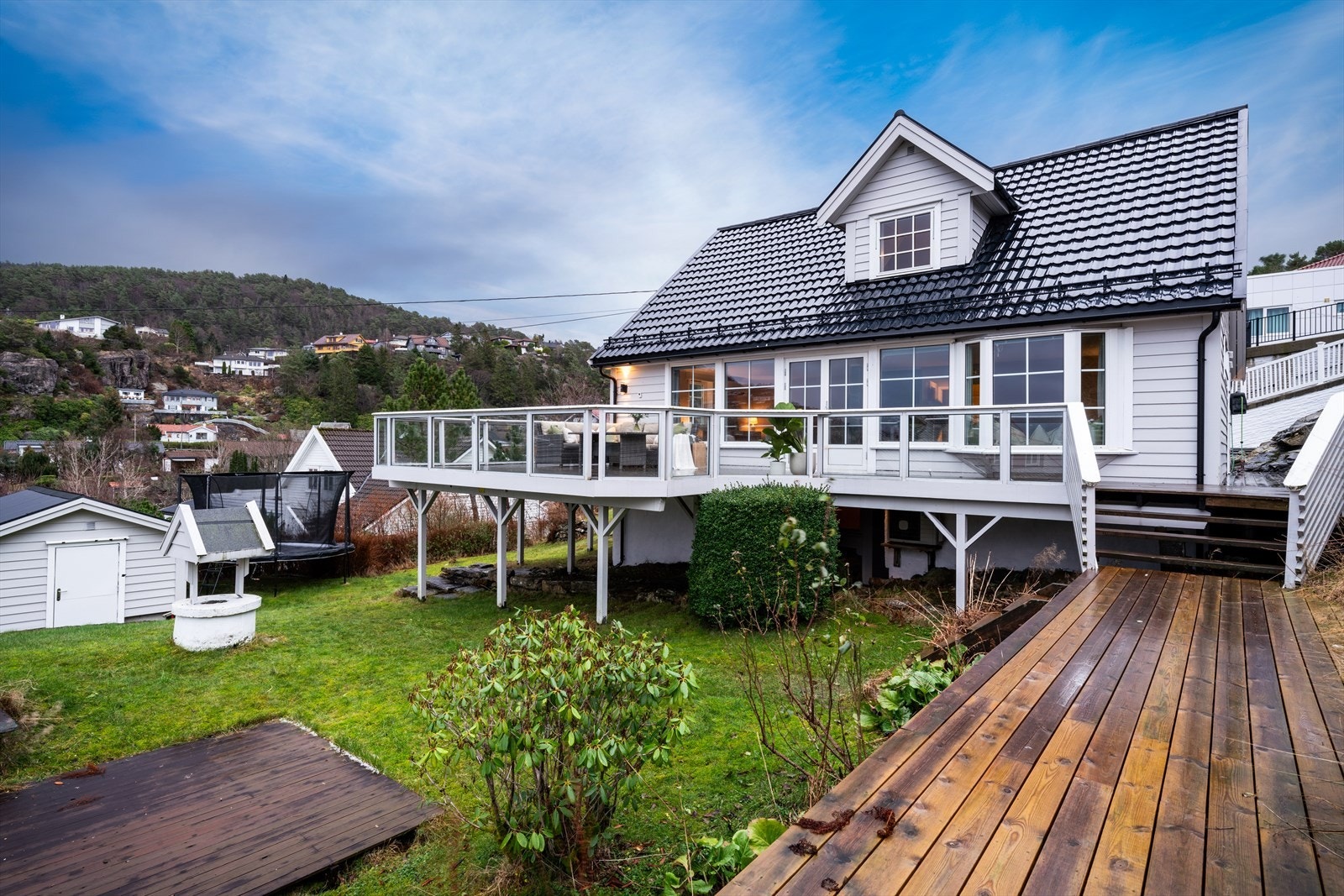 - Eiendommen har en romslig og pent opparbeidet tomt med garasje, carport, solrikt terrasseareal og hage - Galleribilde