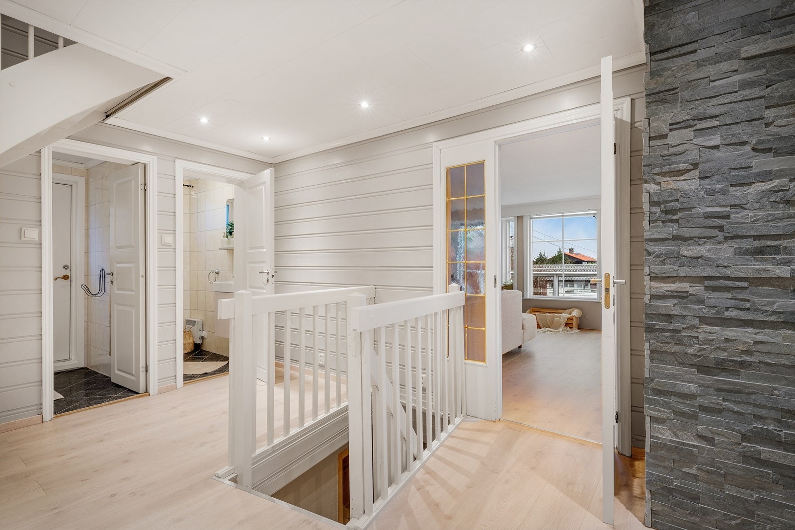 - Romslig mellomgang på 14m² - Galleribilde