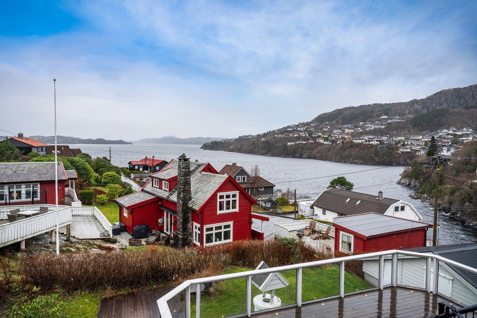 - Nydelig enebolig mot sjø, innerst i rolig blindvei - Galleribilde