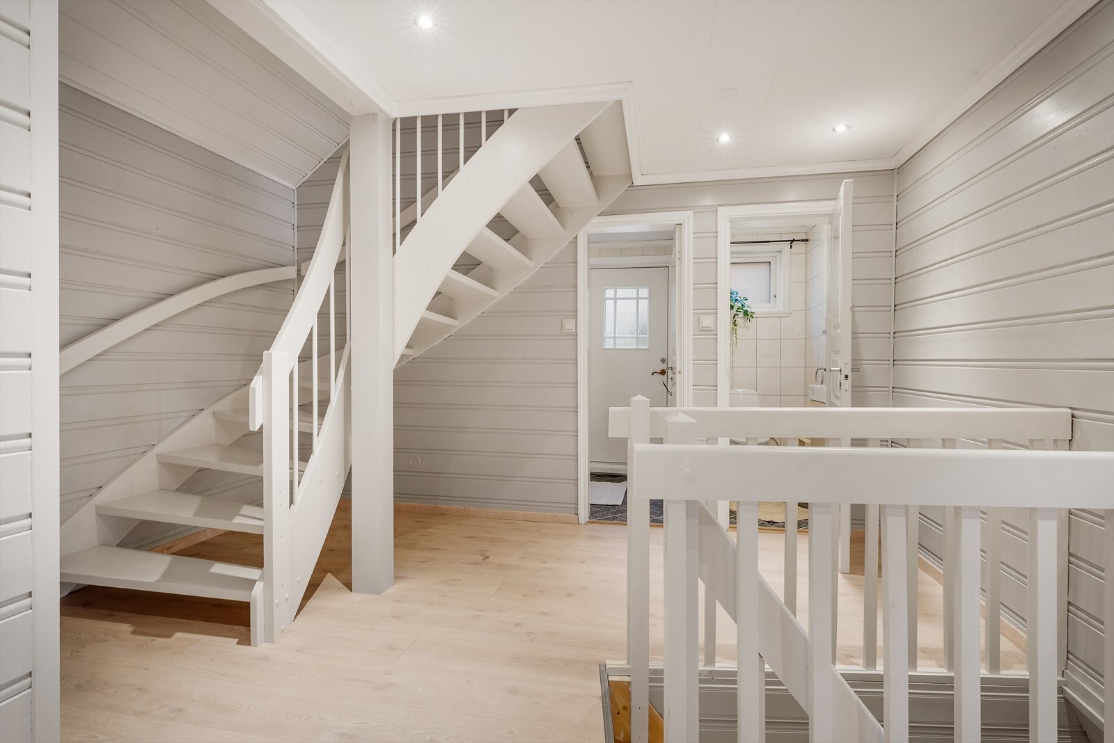 - Merk lagringsmuligheter under trapp - Galleribilde