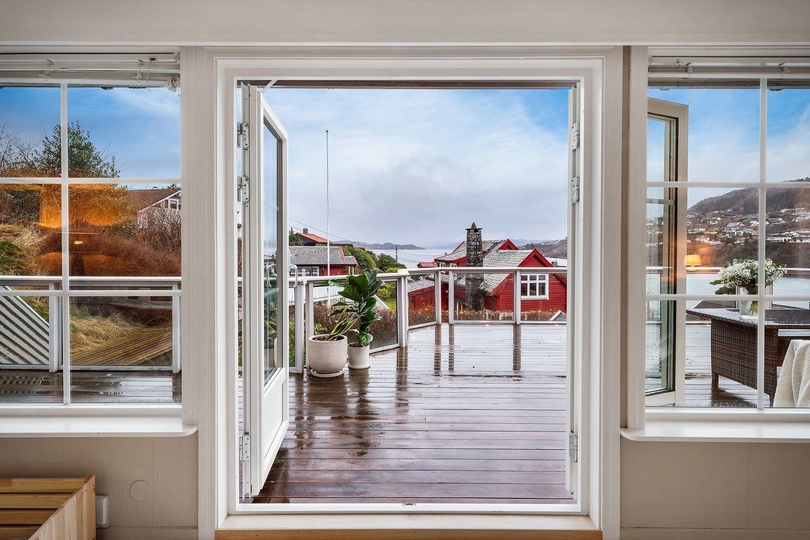 - Tilkomst via doble terrassedører som bidrar til at terrassen blir en forlengelse av stuen midtsommers - Galleribilde