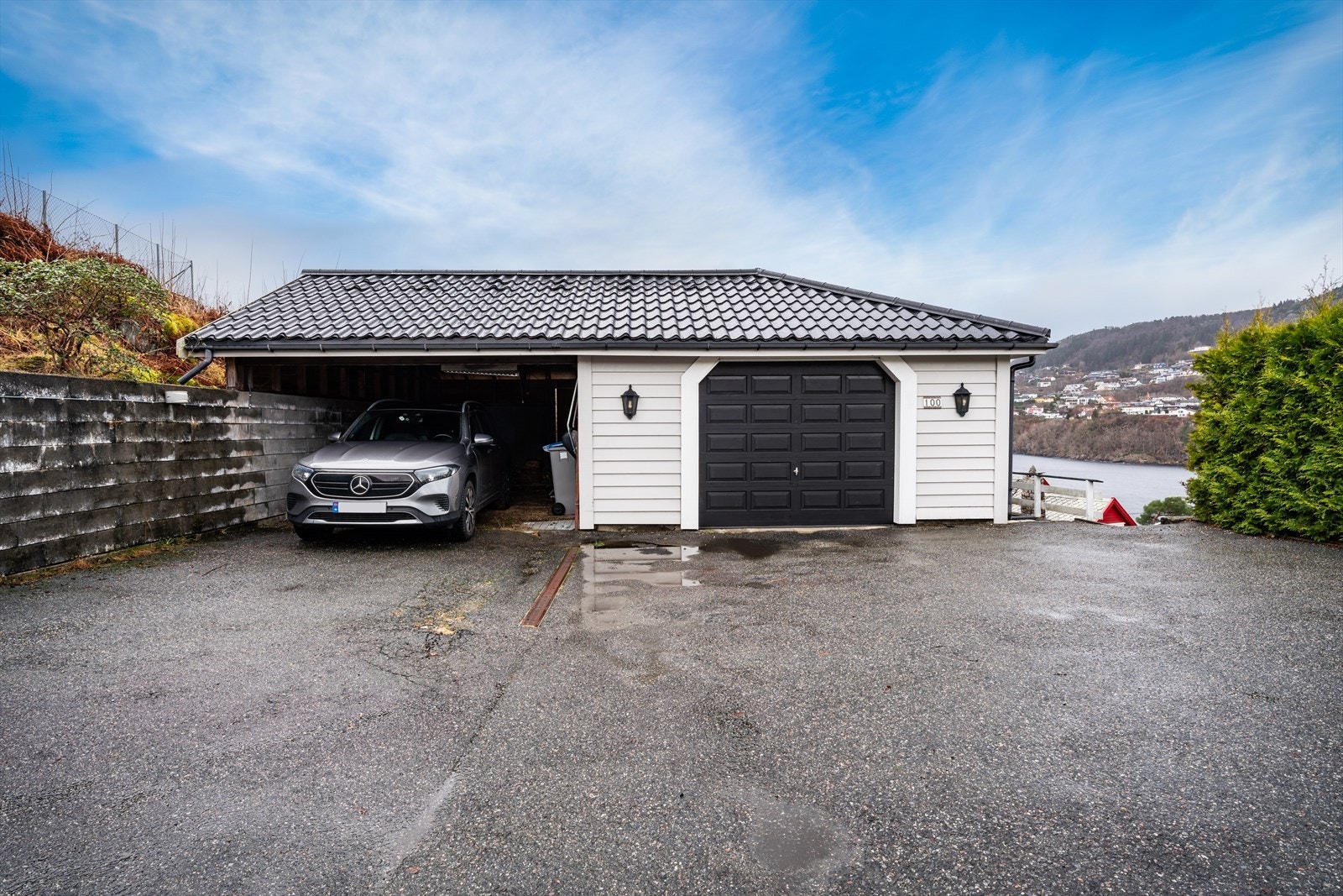 - Carport og garasje med elbil-lader. Du har i tillegg gode parkeringsmuligheter på gårdsplassen - Galleribilde