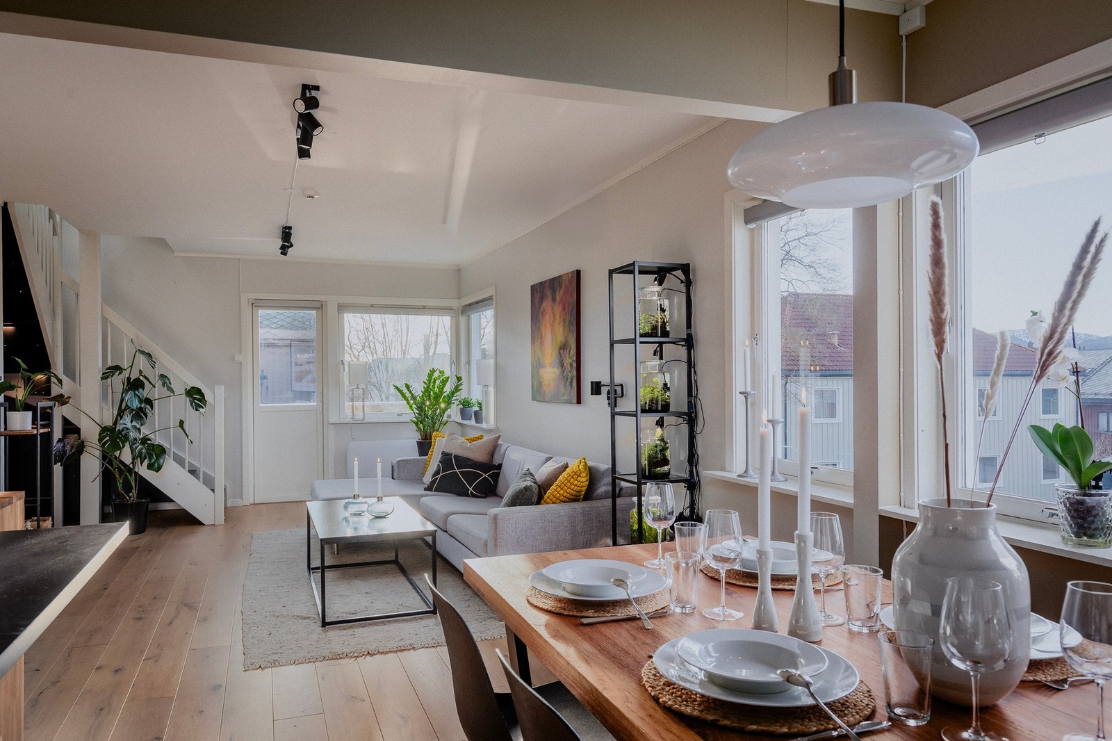 Leiligheten har to stuer - denne ligger i 2. etasje. Godt med lys fra flere hold i rommet og utgang til en solrik terrasse fra hovedstua. Galleribilde