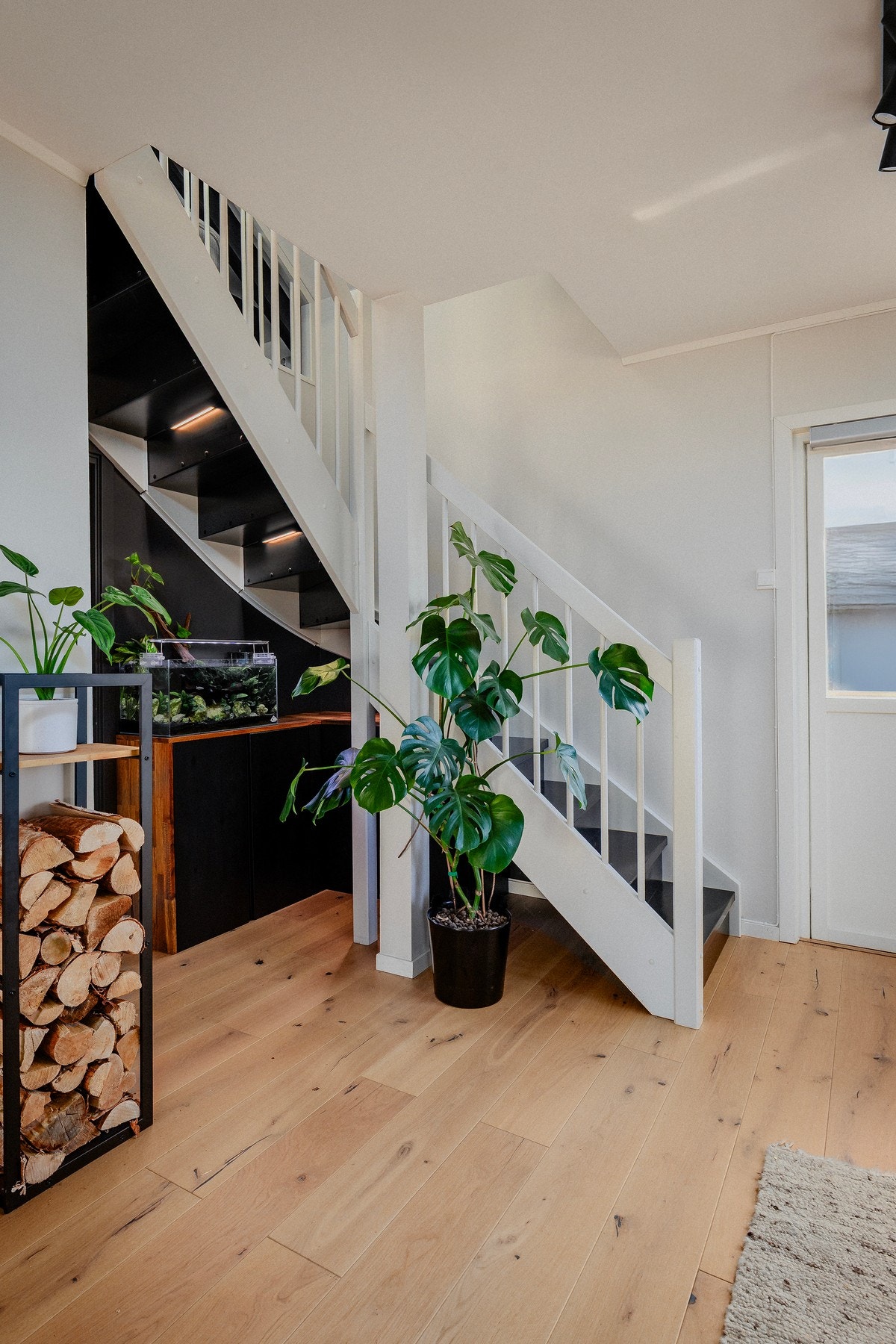 Trapp som fører opp til loftsetasjen - plassen under trappa er også godt utnyttet med plassbygde kommodeløsninger Galleribilde