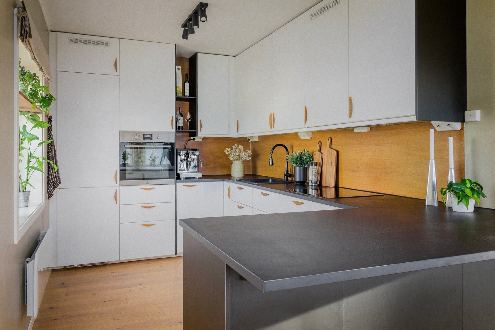 Lekkert kjøkken som holder en god standard. Dette ble sist pusset opp i 2018/2019, og har fått tilstandsgrad 1 (TG1) av takstmann. Ved enden av kjøkkenbenken har man også plass til barstoler ved ønske. Galleribilde