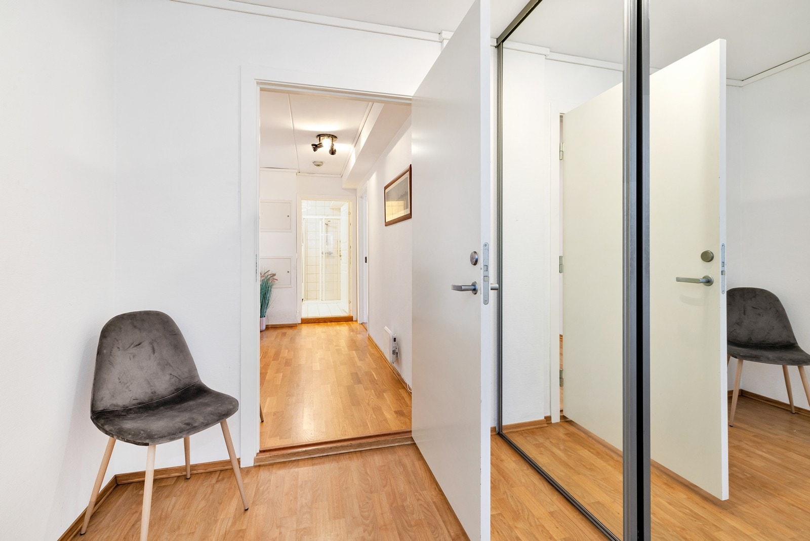 Gang med skyvedørsgarderobe til oppbevaring av sko og yttertøy Galleribilde
