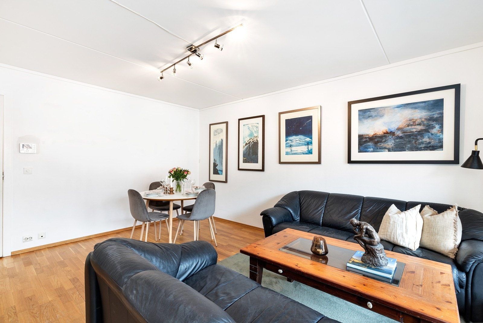 Det er også plass til et spisebord i stue Galleribilde
