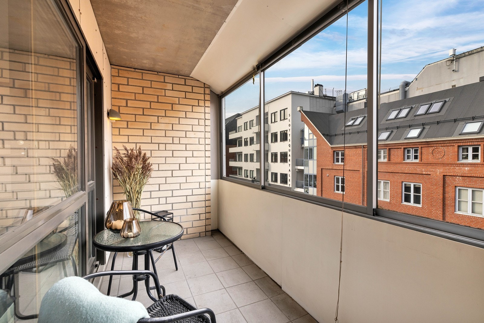 Balkong med skyedørsvinduer Galleribilde
