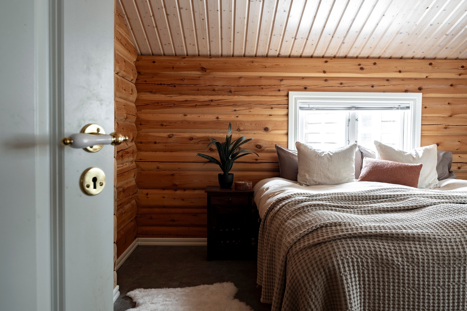 Sovrum 2 med dubbelsäng på entréplan Galleribilde